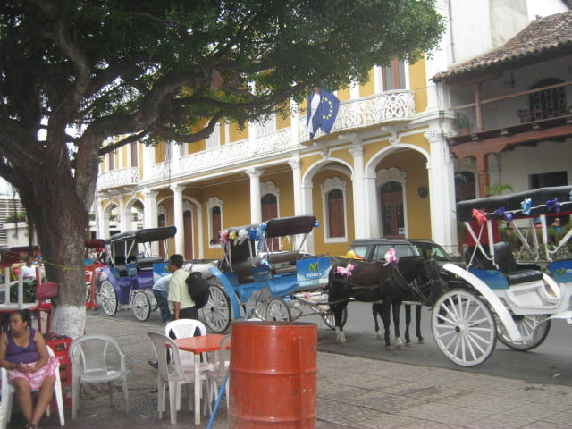 Coches estacionados esperando turistas